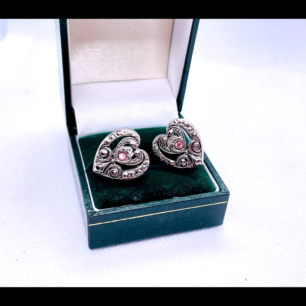 COPY - Pretty Victorian inspired pink stone heart 3/4” silver tone clip on earr…